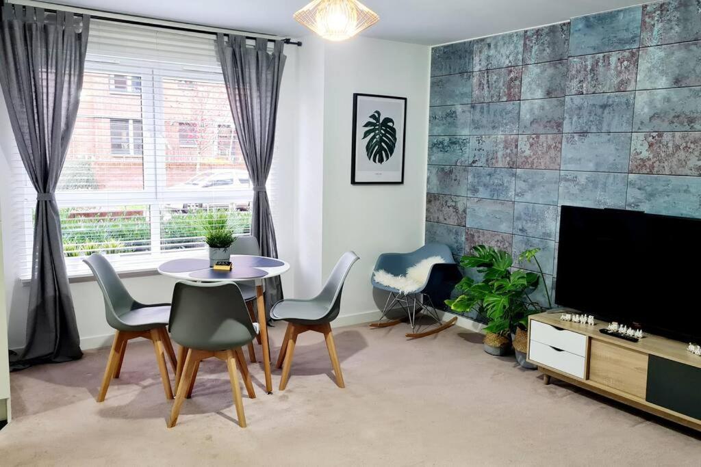 Stylish 2 Bedroom Apartment / Free Gated Parking Глазго Экстерьер фото