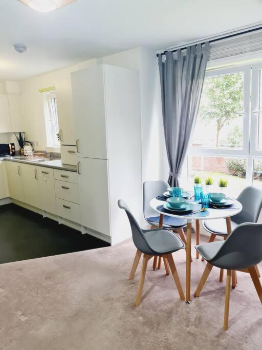 Stylish 2 Bedroom Apartment / Free Gated Parking Глазго Экстерьер фото