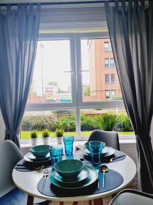 Stylish 2 Bedroom Apartment / Free Gated Parking Глазго Экстерьер фото
